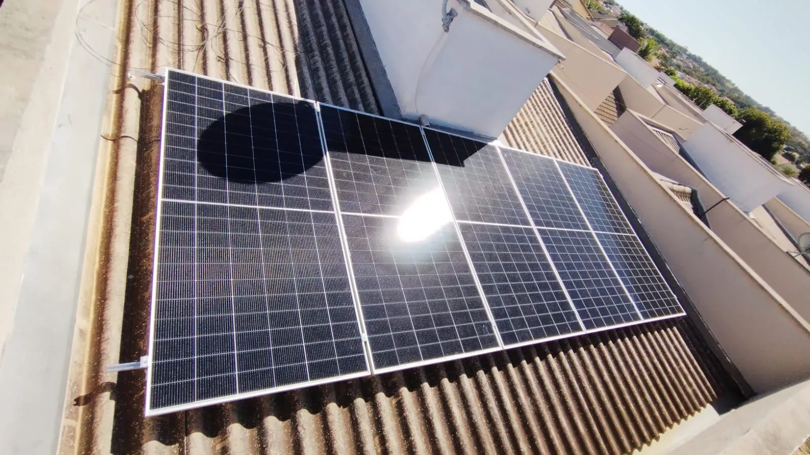 Módulos fotovoltaicos vistos contra a luz do sol