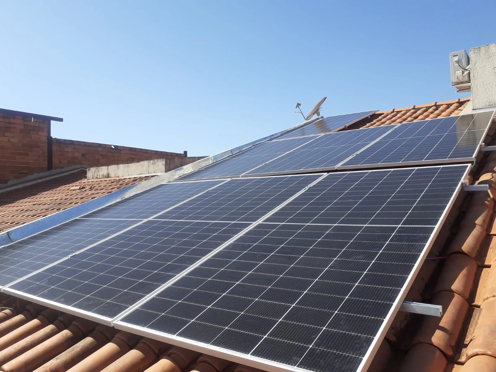 Arranjo fotovoltaico ocupando cobertura metálica